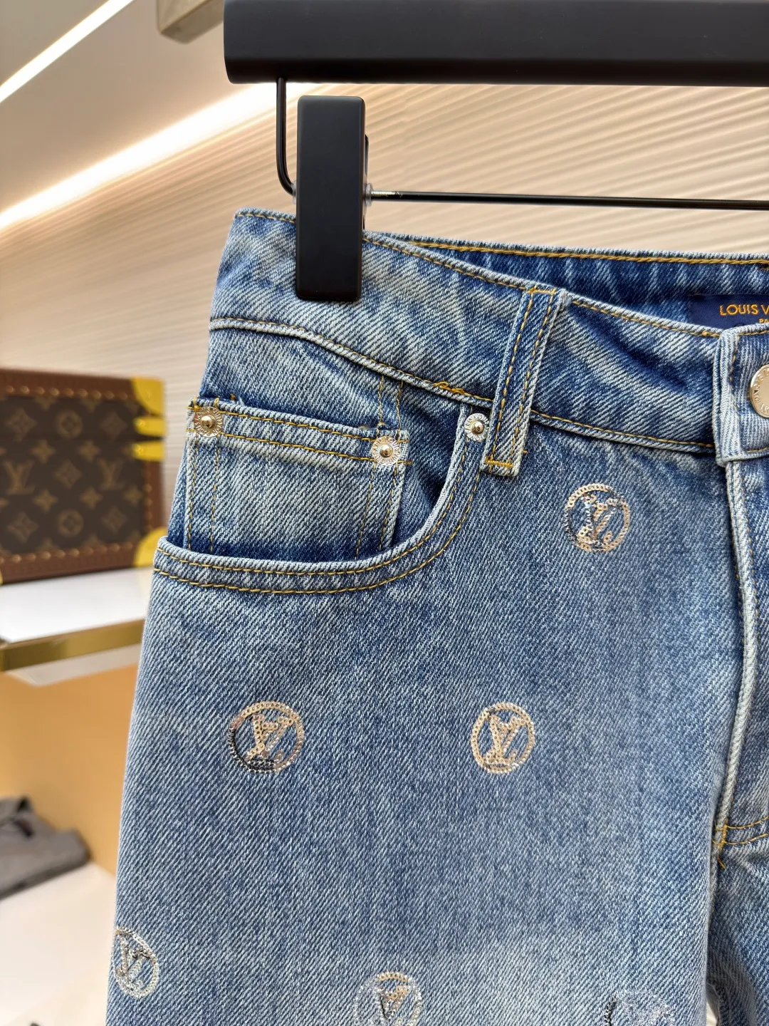 LOUIS VUITTON letter sequin jacquard high-waist bootcut jeans [Women's clothing] ●Original version: purchased and developed for 29999 ●Item number: 1682370-B70 ●Fabric: denim fabric ●Technology: jacquard production ●Color: blue ●Version: fitted version ●Weight: about 705 grams ●Size: 34-36-38-40 ●Description: These Louis Vuitton jeans are made of 12-ounce heavyweight denim fabric. They are enzymatic stone washed and hand-distressed to create a natural light blue retro color. The fabric is pre-shrunk to prevent shrinkage and deformation after wearing. The brand's classic presbyopia logo printed all over the pants is laser engraving combined with hand-embroidery technology. The embroidery stitch density of each pattern reaches 12 stitches/cm, the lines are delicate and three-dimensional, and it is not easy to fall off after high-temperature shaping treatment. The waistband is made of custom metal buttons and I-buckles, which are treated with electroplating and anti-rust technology. The texture is thick and wear-resistant. The trouser pockets are a classic five-pocket style. The bag mouth is reinforced with double-needle stitching. The side seams and inner rails are hemmed, and the stitching is smooth and burr-free. The overall design is straight-legged and wide-legged, following ergonomic design. The trousers have raw edges and frayed edges. The details highlight the brand's craftsmanship and take into account both fashion and comfort. The overall wiring is straight and delicate, the fabric is comfortable and soft, and the color is consistent without color difference. It can be matched with the same style to create a fashionable look and control various occasions. Customized accessories, complete with three standards, same style for men and women!
